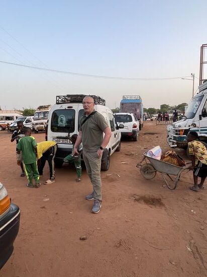 Wir vertreiben uns die Wartezeit indem wir Stifte und andere Schreibutensilien an die Kinder verschenken