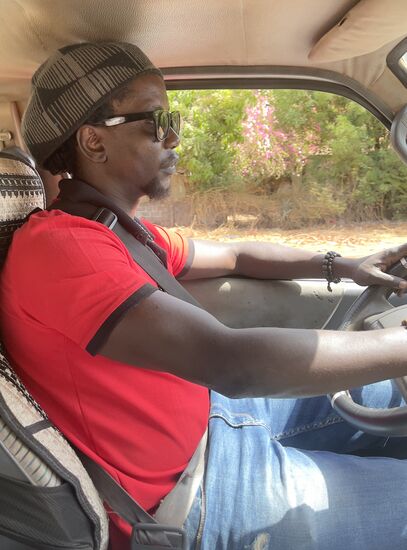 Dawda fährt ganz entspannt die lange Strecke-wir passieren eine Kartoffelfarm, eine Honigfarm und eine Zuckerfabrik.
Zu allem weiß Dawda etwas zu erzählen