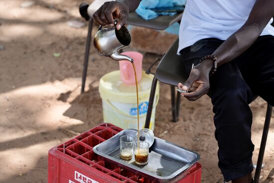 Hier wird Tee gekocht und wir bekommen auch welchen angeboten—ein junger Guide begleitet uns und erzählt uns einiges über die Steine