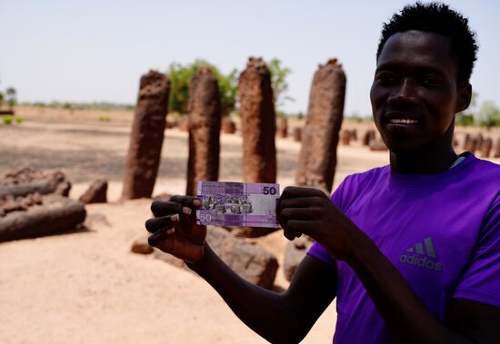 Stolz zeigt er uns einen 50 Dalasis-Schein, auf dem das Denkmal zu sehen ist