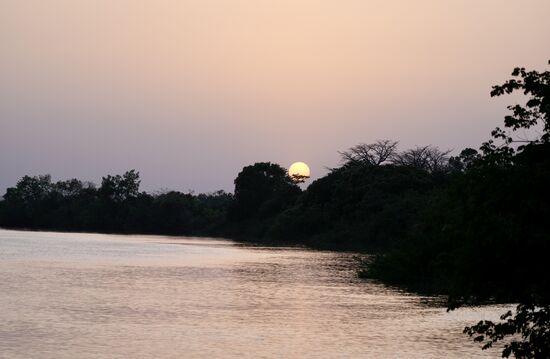 Auf der Fähre sehen wir noch einen schönen Sonnenuntergang