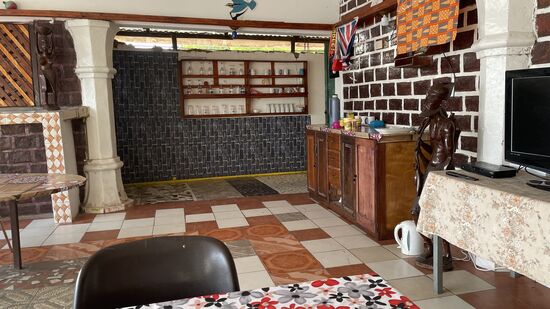 Hinten rechts wird für uns ein kleines Buffet gerichtet: es gibt ein Omelett für uns 3, Peanutbutter, Orangenmarmelade, Butter und Obst