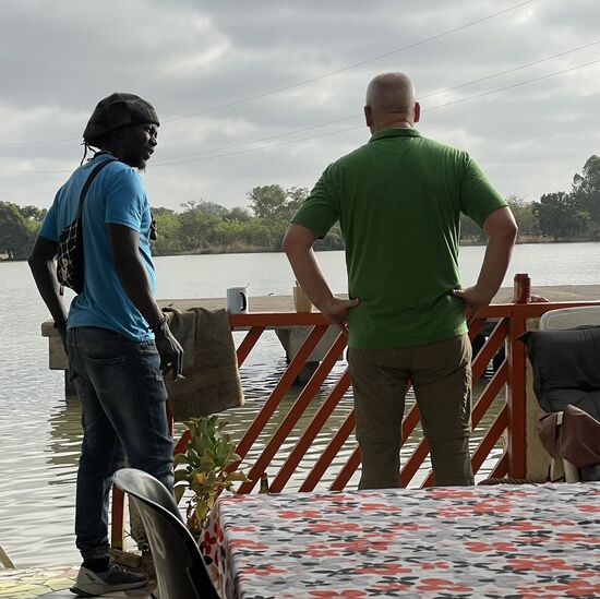 Dawda und Thomas beobachten ein paar Unis beim Morgenbad…