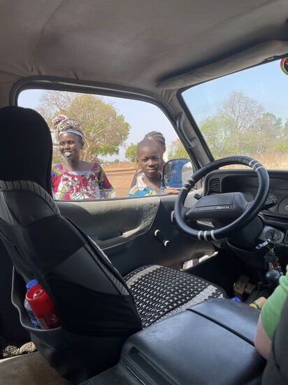 Überall an der Straße werden Säcke davon angeboten. Sobald wir stoppen, kommen die Verkäufer aus ihren Verstecken ans Auto