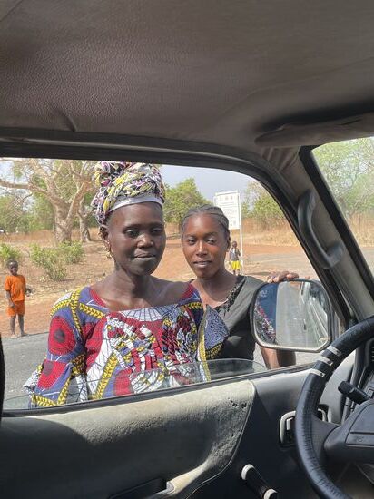 Sobald sie uns erkennen, kommen noch mehr dazu. Ein Sack soll 250 GMD kosten.
Dawda möchte aber nur 225 GMD bezahlen