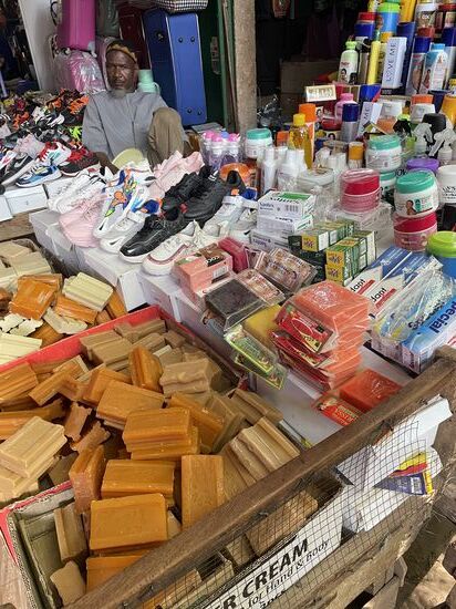 Hier kaufe ich ausnahmsweise mal etwas: Seife mit Honig und mit Karotten…alles Natural!