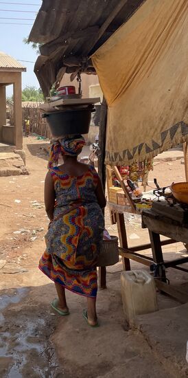 Sie hat was gekauft und trägt es heim