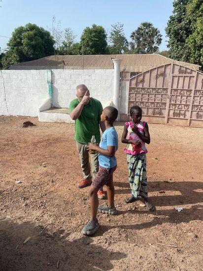 Der Junge spricht ein einwandfreies Englisch..