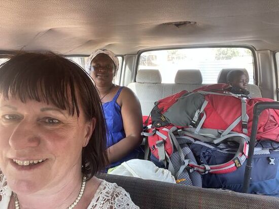 Am Straßenrand sieht Dawda plötzlich eine Tante mit Baby und Kleinkind…können wir die mitnehmen? Klar—gerne!