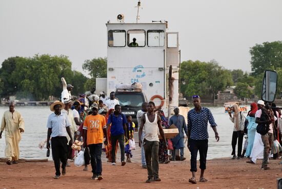 Eine Fähre legt an und „spuckt“ wieder Menschen aus.. Unter ihnen ein älterer Mann, der Dawda anspricht.
Ich frage ihn was er denn wollte..? Er hatte kein Geld um nach Hause zu kommen.
Dawda gab ihm 100 GMD und wurde dafür gesegnet…