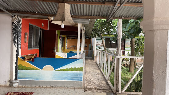 Links sind die Zimmer—alle mit Meerblick, wenn man durch das Fenster schauen könnte…