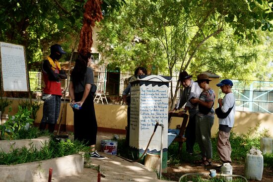 Wir bekommen viele Infos über den Sklavenhandel, der hier in Gambia allgegenwärtig ist-und immer wieder wird gemahnt, dieses zu verhindern!