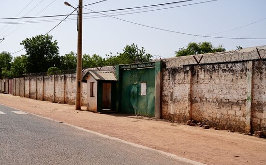 Wir gehen weiter und kommen am  Zweitschlimmsten Gefängnis von Gambia vorbei—das Schlimmste befindet sich in Banjul