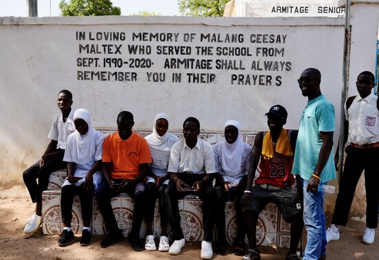 Wir besuchen dann noch eine Schule—