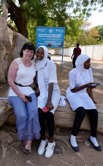 Die unten Mädels sind ganz aufgeregt und möchten wieder alle Fotos mit uns machen