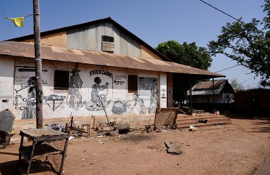 Hier ist das Sklavenhaus, leider ist es baufällig und es wird wegen Einsturzgefahr abgeraten hineinzugehen