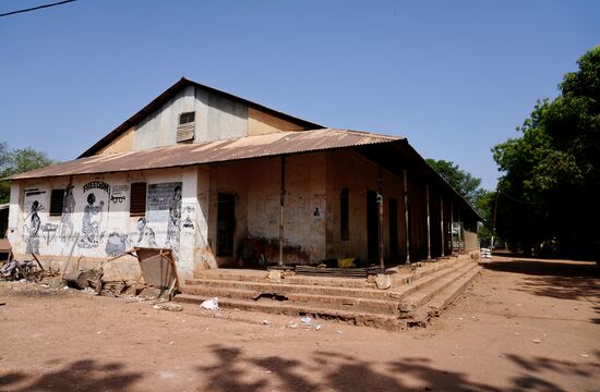 Inne mussten die Sklaven dichtgedrängt ausharren, es gab große runde Löcher im Boden , die sich bei Hochwasser füllten und ihnen Trinkwasser gaben-Toiletten gab es nicht