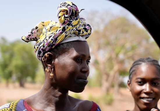 Sie trägt wunderschönen Schmuck und läßt sich auch gern fotografieren