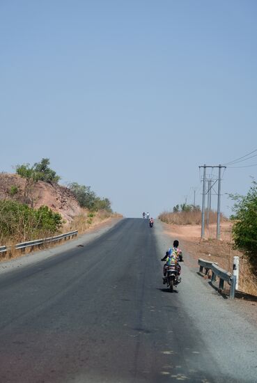 An irgendeiner Stelle, die so ähnlich aussah wie diese, verkündete er: nun sind wir am höchsten Punkt von Gambia!! 