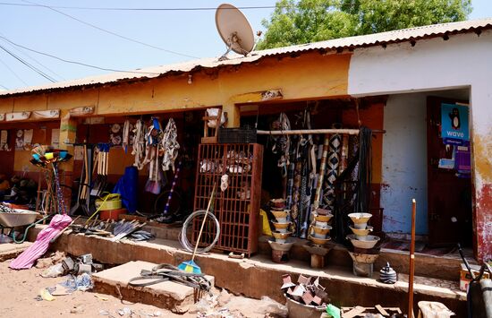 Die komplette Ware ist von Staub überzogen..