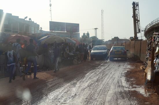 Wieder müssen wir durch den zähen Stadtverkehr