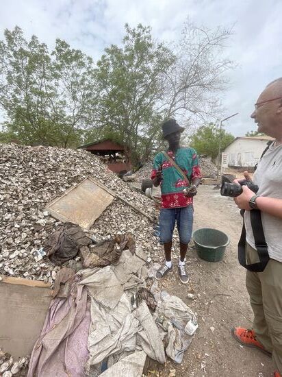 Ein junger Guide erklärt uns einiges über die Austern