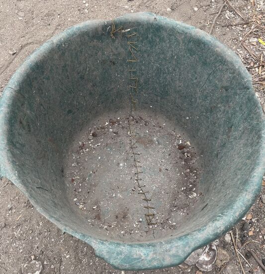 Thema Nachhaltigkeit: Seht ihr die Nähte? Dieser Eimer wurde geflickt…