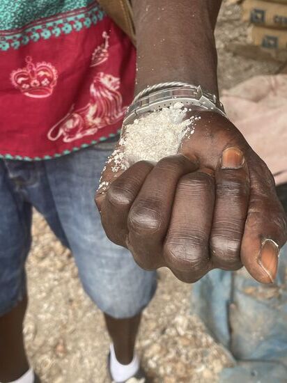 Auch die Schalen finden noch Verwendung: sie werden gemahlen und vermischt mit Salzwasser wird es eine hervorragende Wandfarbe, die auch mit Farben vermischt werden kann