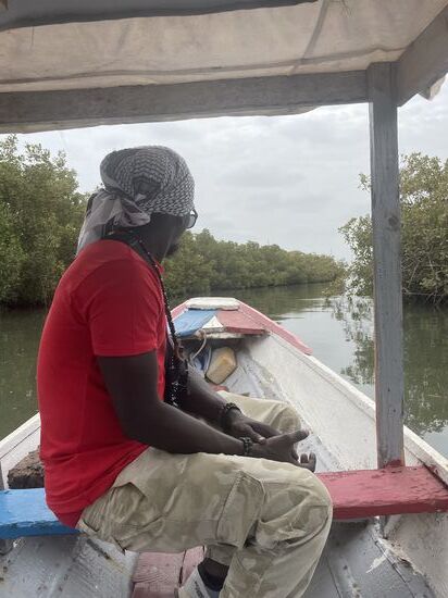 Mit einem kleinen Boot geht es durch die Mangroven