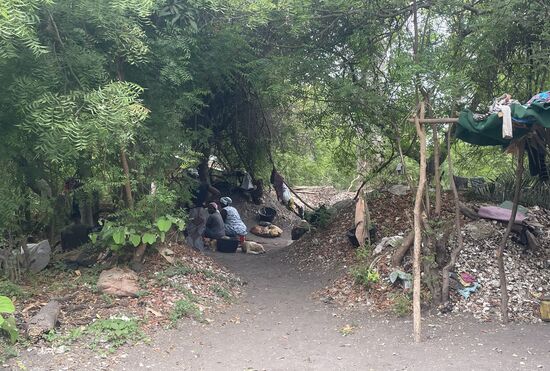 Hier im Schatten sitzen die fleißigen Frauen 10 Stunden täglich und lösen das Austernfleisch aus den Schalen