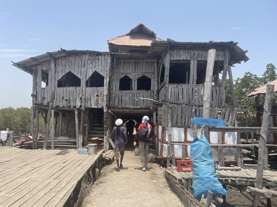 Die Lodge ist verwinkelt über 3 Etagen direkt im Mangrovenwald erbaut und steht in Pfahlbauweise direkt im Brackwasser.
Sie wurde übrigens in den frühen 80ern von einem Deutschen erbaut