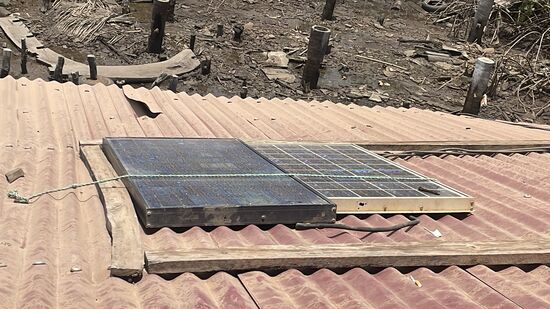 Solarzellen gibt es hier auch, allerdings ist die Befestigung sicher anders als bei uns…