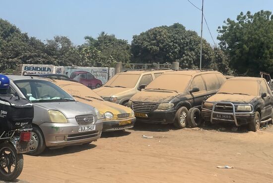 Jedes Auto- überhaupt alles was hier ein paar Stunden nicht bewegt wird ist von einer dicken Staubschicht überzogen