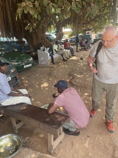 Hier warten viele Taxifahrer auf Kundschaft. Manche sitzen hier 7-8 Stunden ohne einen einzigen Kunden zu bekommen. Eigentlich ist dieser Ort in der Hochsaison voller Touris.