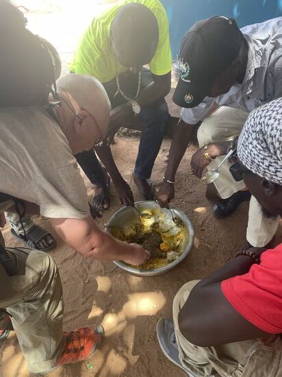 Sofort werden 2 weitere Löffel geholt und wir werden zum mitessen eingeladen. Es schmeckt nicht schlecht-ist aber etwas scharf!
Diese große Schüssel voll kostet 400 GMD / 6 Euro und dafür haben alle zusammengelegt