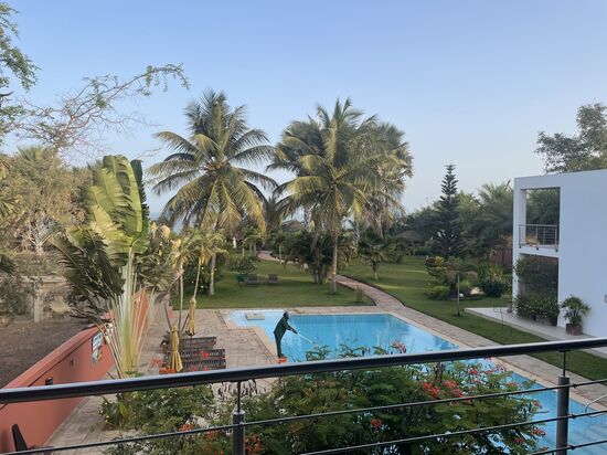 Der Pool wird gereinigt, ich hoffe, wir können ihn auch noch testen, rechts ist der Bereich, in dem die Besitzer leben