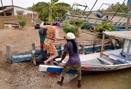 Wie eine Elfe hüpfe ich ins Boot…