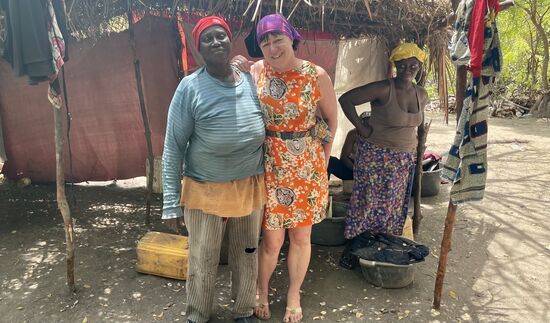 Wir wollten schon wieder ins Boot klettern, als Dawda uns sagt, dass die Damen noch gerne Fotos mit uns machen möchten—also noch mal zurück und…