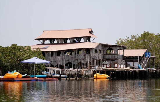 Die Lodge kann man nur über die Pirogen oder über den Steg erreichen. Sie wurde im Jahre 2000 von einem Brand zerstört, aber sofort wieder aufgebaut.
Es gibt dort ein Restaurant, aber keine Übernachtungsmöglichkeiten