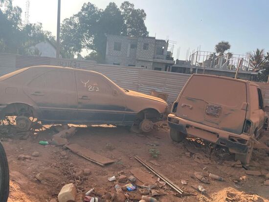 Wir quälen uns zuerst wieder durch Serekunda……Auto-Friedhof