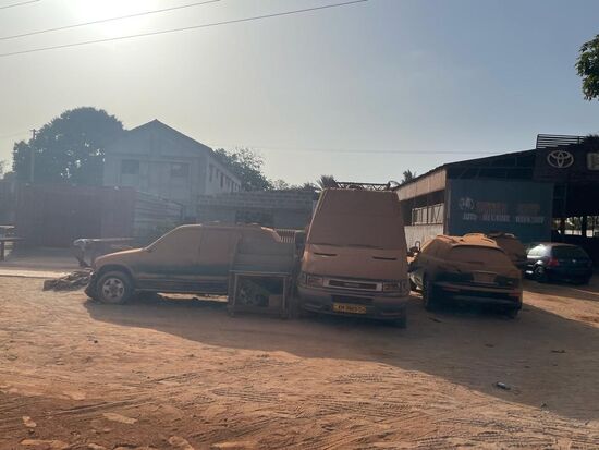 Dawda erzählt uns, dass hier auch Schrott gesammelt wird. Man bekommt hier 4GMD für das Kilo und die Händler verkaufen es für 6 GMD an die Inder.
Ob da auch Schrottautos zugehören, weiß ich allerdings nicht 