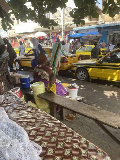 .Der Kleine bekommt auch ein Stück Brot…