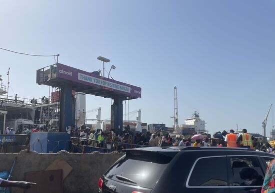 Wir müssen noch einige Zeit warten, bis die Passagiere von Bord sind