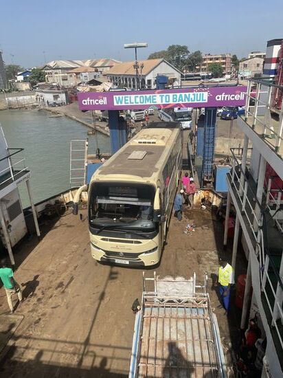 Wir steigen ganz nach oben auf das oberste Deck und beobachten den großen Ansturm auf die Fähre