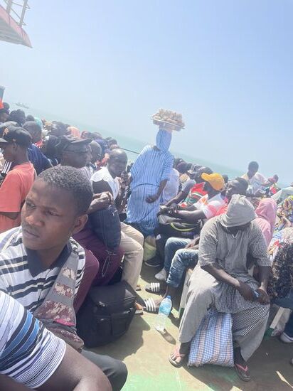 Das obere Deck füllt sich und immerzu laufen Händler zwischen die Reihen und verkaufen alles was das Herz begehrt: Obst, Eis, Gemüse, Nüsse, Elektroartikel, Kleidung….sogar Zahnbürsten und andere Hygieneartikel