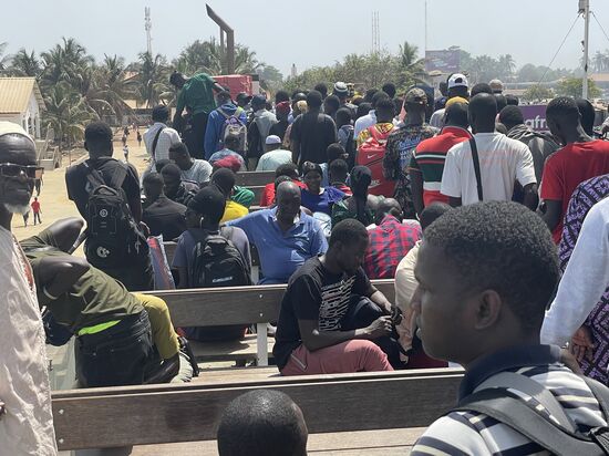 Es wird immer voller…oben sind natürlich auch die begehrtesten Plätze
Wir futtern unser Baguette-Dawda schenkt seinen Teil dem Jungen, der uns gegenüber sitzt. Ich mag meinen Teil nicht, da zu viele Gräten drin sind-Dawda verdrückt alles