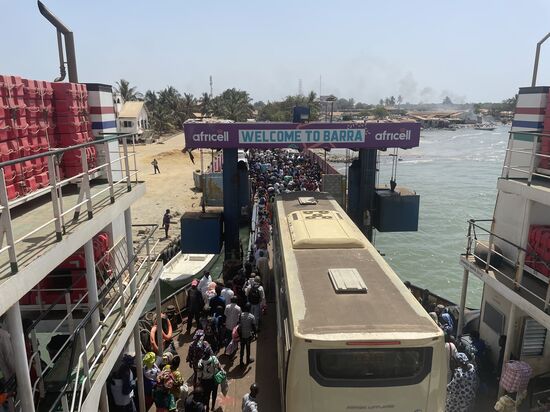 Eine knappe Stunde später sind wir da und beobachten von oben das Aussteigen der Menschen