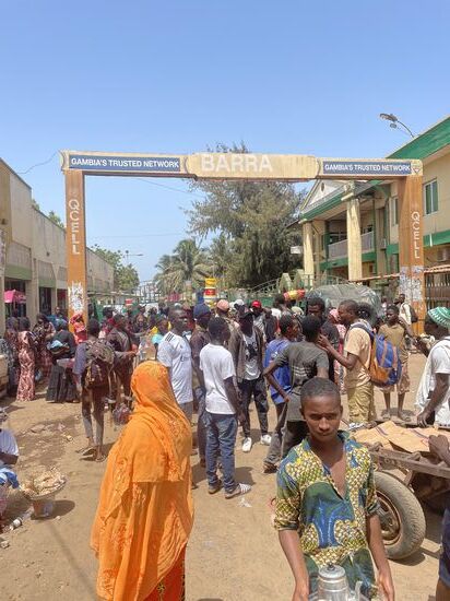 Wir kämpfen uns aus dem Gewusel raus …immerzu will man uns etwas verkaufen.
Vor allem Süßigkeiten für die Kinder unterwegs.