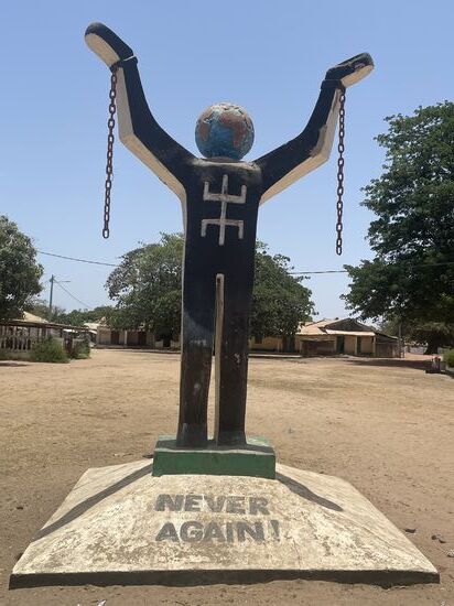 Diese Statue symbolisiert, dass es NIE wieder Sklaverei geben soll!