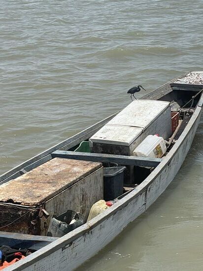 Das sind alte große Kühlschränke, die da auf dem Boot sind und zum kühlen der Fische dienen
